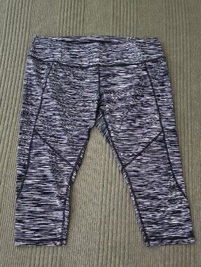 Tek Gear Women's Black and Gray Striped Athletic Capri Leggings Size 1X